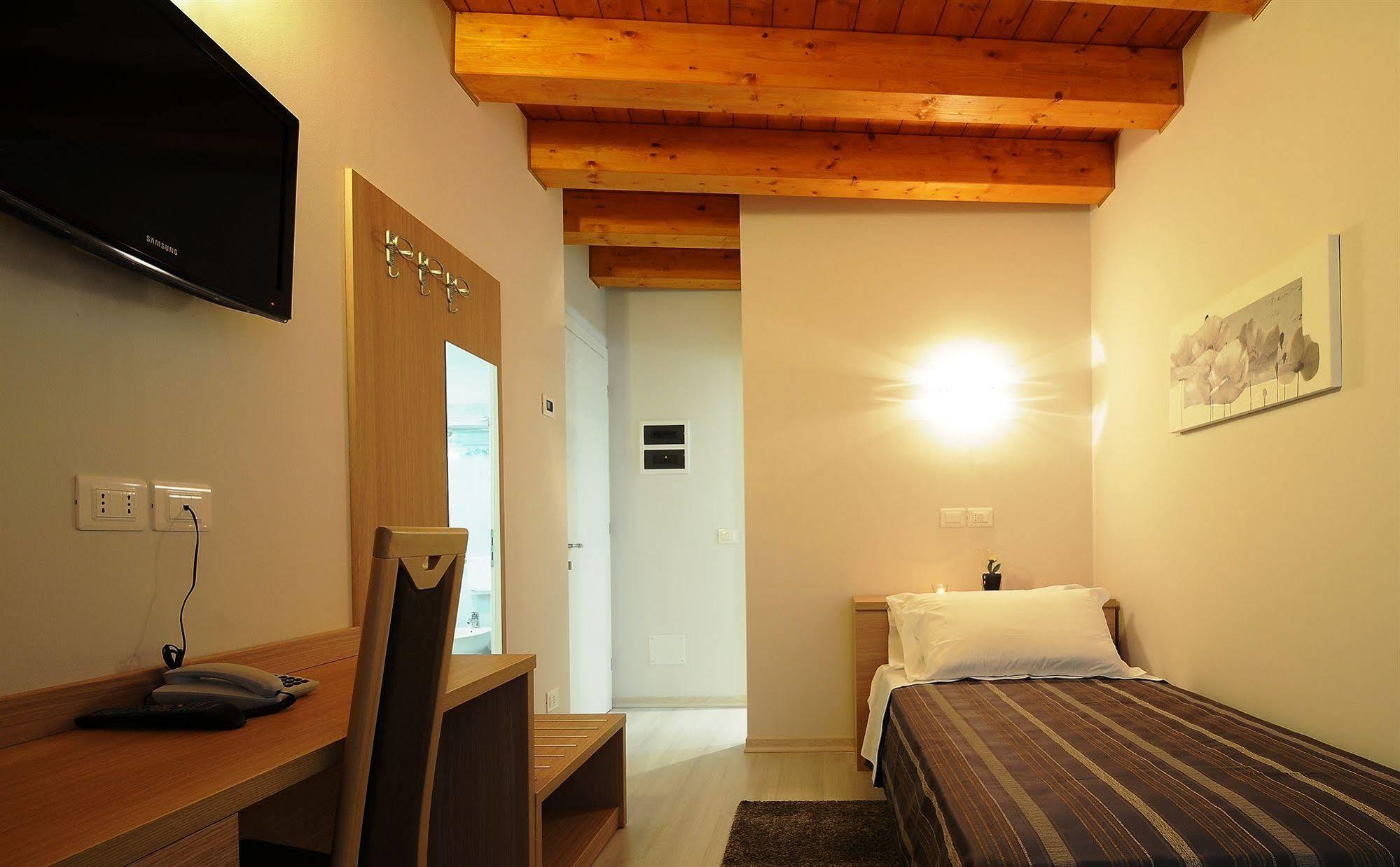 Albergo Leon Bianco Gonàrs Exterior foto